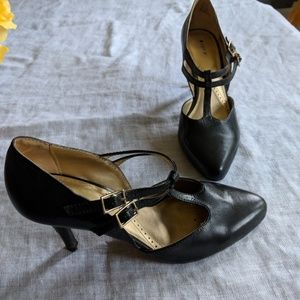 Black pumps